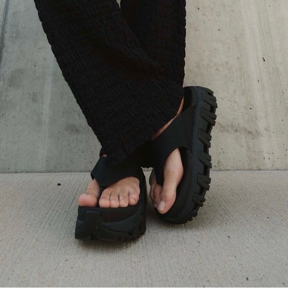 P448 x Vibram Bondi platform flip flop new with Drybag carrying case! - Picture 1 of 12